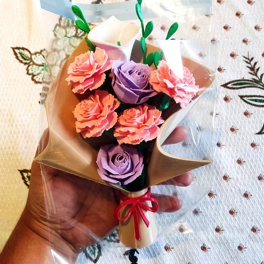 Buquê de flores rosas e lilás feitas em impressão 3D