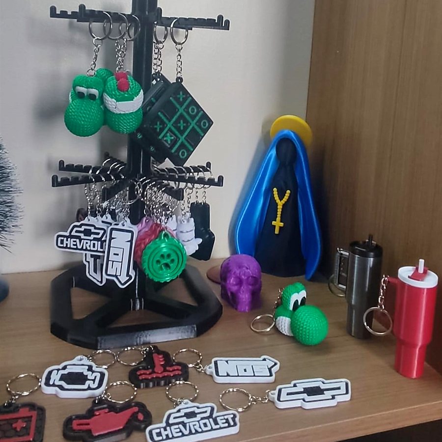 Vários chaveiros e peças personalizadas em um expositor
