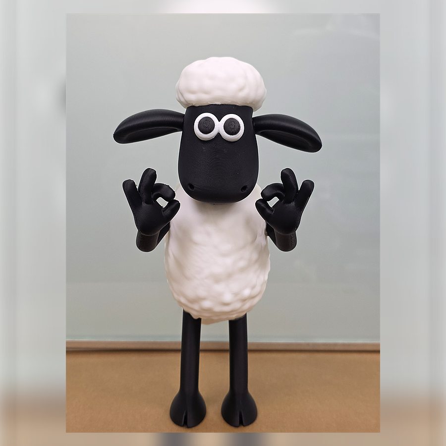 Boneco de ovelha em pé, branca e preta