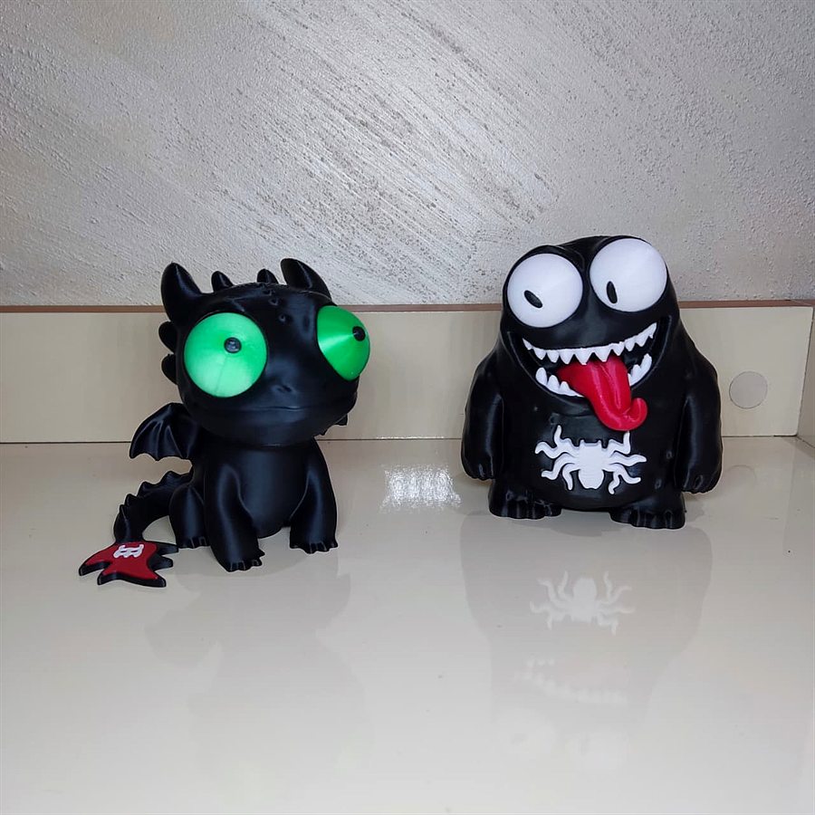 Bonecos Zoião pretos de dragão e monstro